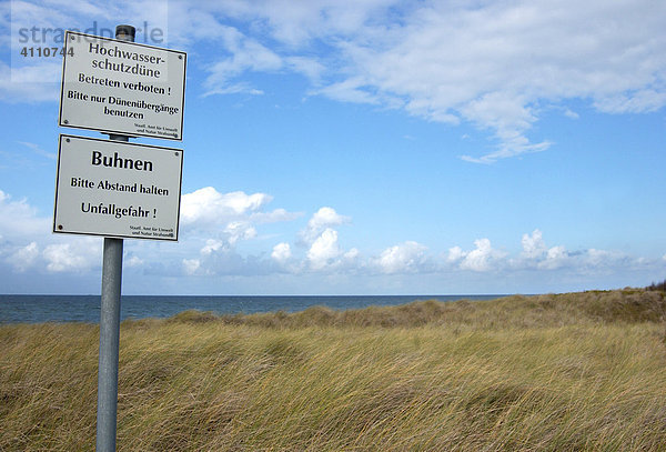 Hochwasserschutzdüne - Dünengrasbewachsene Buhnen an der Küste im Nationalpark Vorpommersche Boddenlandschaft am Darß in Mecklenburg Vorpommern  Deutschland