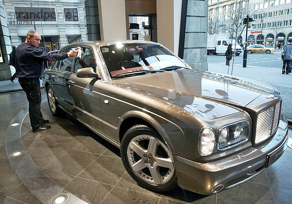 Wagenwäsche - Bentley Arnage T im Automobilforum Lindencorso Berlin wird poliert