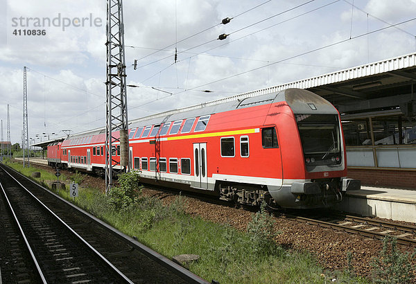 RE Regionalexpress der Deutschen Bahn im Bahnhof Flughafen Schönefeld in Berlin