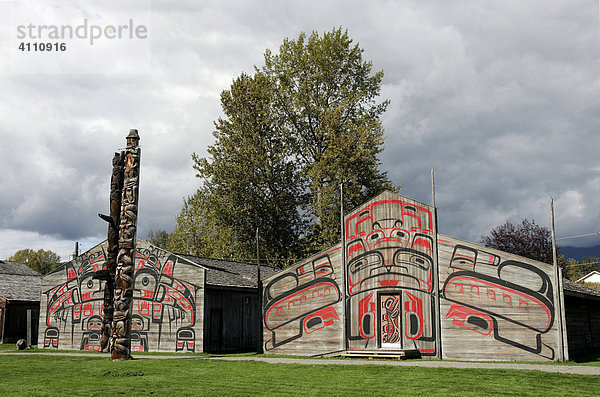 Totempfähle vor Langhäusern im Ksan Historical Village  British Columbia  Kanada