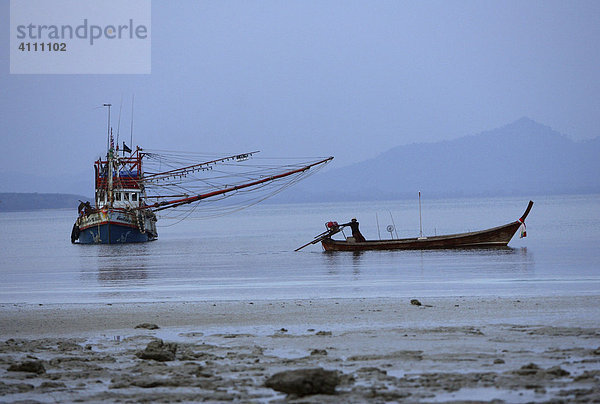 Longatailboot und Fischkutter an der Küste von Koh Kradan - Andaman See  Thailand  Asien