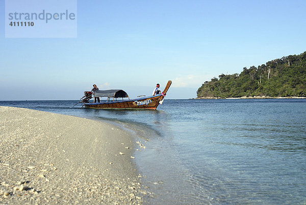 Longtailboot und Sandstrand der Insel Koh Adang im Tarutao Nationalpark - Andaman See  Thailand  Asien
