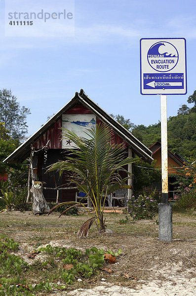 Tsunami Warschild vor einem Bungalow an der Küste der Andaman See in Süd Thailand  Asien