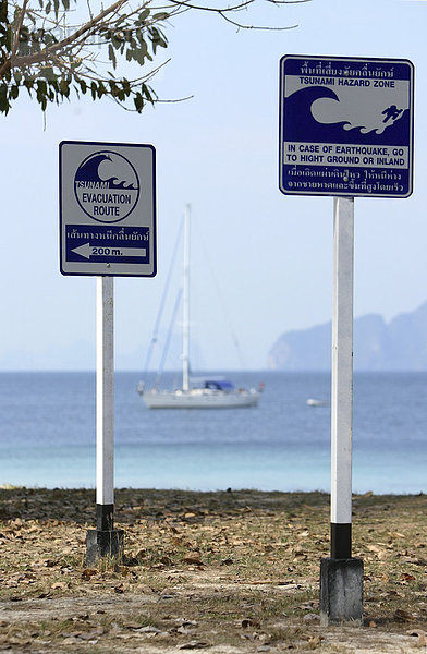 Tsunami Warnschilder bzw. Hinweis für die Evakuierung der Menschen vom Strand an der Küste der Andaman See in Süd Thailand  Asien