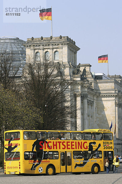 Sightseeing vor dem Reichstag in Berlin - Touristen unterwegs in der Stadt  Deutschland  Europa