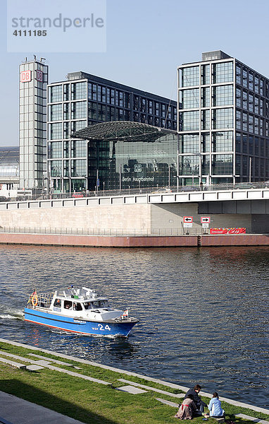 Polizeischiff vor dem Berliner Hauptbahnhof  Deutschland  Europa