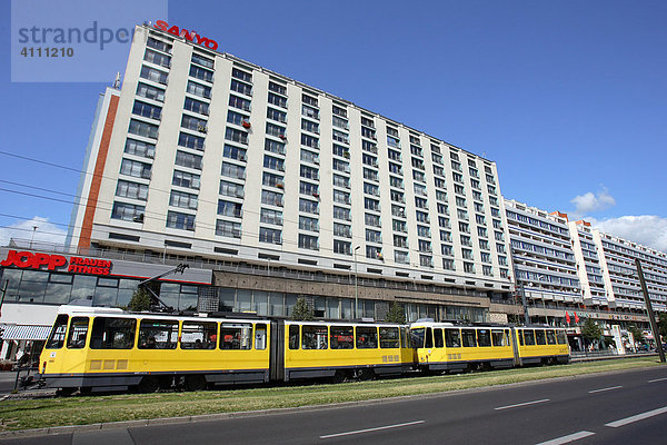Straßenbahn vor einem Plattenbau an der Karl Liebknecht Straße in Berlin  Deutschland  Europa