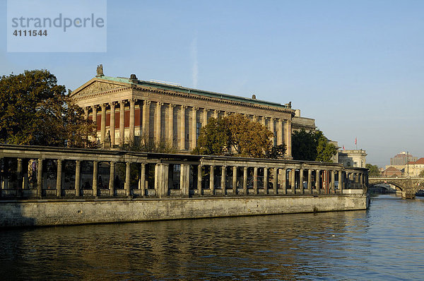 UNESCO-Welterbestätte Museumsinsel Alte Nationalgalerie Fluss Spree Berlin Deutschland