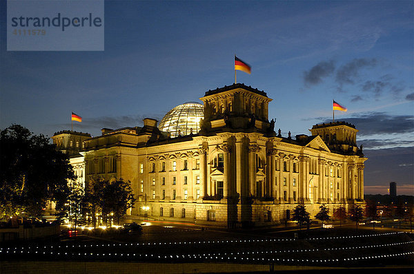 Reichstagsgebäude Parlament und Spree bei Dämmerung Berlin Deutschland