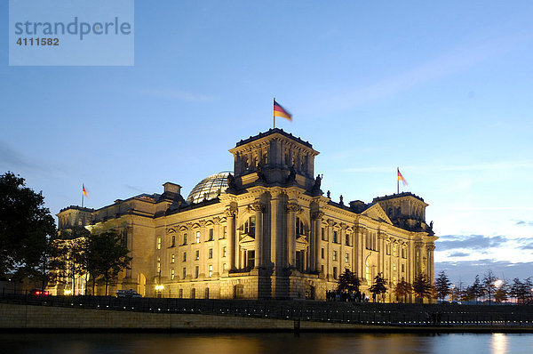 Reichstagsgebäude Parlament und Spree bei Dämmerung Berlin Deutschland