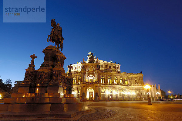 Theaterplatz mit Semperoper und König-Johann-Denkmal bei Nacht Dresden Sachsen Deutschland