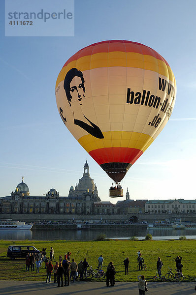 Start Heißluftballon  Elbwiesen Dresden Sachsen Deutschland