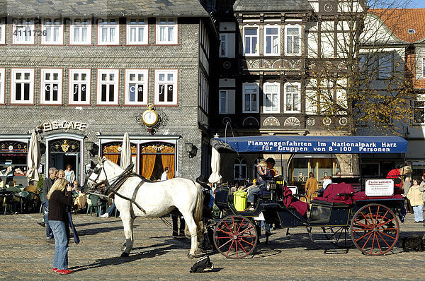 UNESCO-Welterbestätte Kutsche am Markt Goslar Niedersachsen Deutschland