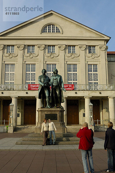 UNESCO-Welterbestätte Deutsches Nationaltheater  Goethe- und Schiller-Denkmal Weimar  Thüringen  Deutschland