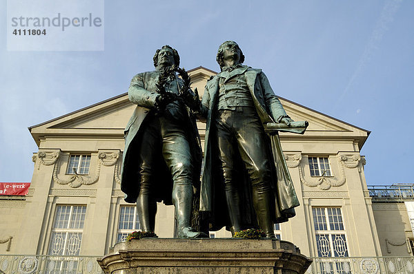 UNESCO-Welterbestätte Deutsches Nationaltheater  Goethe- und Schiller-Denkmal Weimar  Thüringen  Deutschland