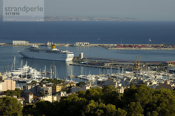 Blick vom Castell de Bellver auf den Hafen mit Kreuzfahrtschiff  Pinienwald im Vordergrund  Palma de Mallorca  Mallorca  Spanien