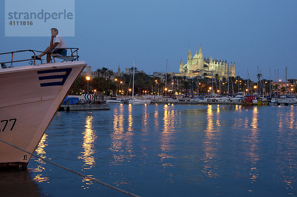 Fischerboot im Hafen und Kathedrale bei Dämmerung  Palma de Mallorca  Mallorca  Spanien