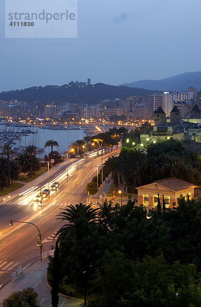 Bucht und Uferstraße mit Hafen und Castell de Bellver im Hintergrund  Dämmerung  Palma de Mallorca  Mallorca  Spanien