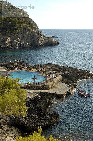 Swimmingpool in Felsen am Meer  Sant Elm Cala Conills  Mallorca  Spanien