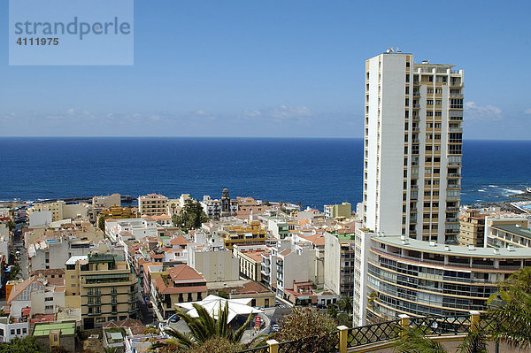 Blick die Altstadt mit Kirchturm N.S. de la Pena de Francia  Puerto de la Cruz  Teneriffa  Kanarische Inseln  Spanien