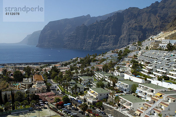 Blick über Apartmenthäuser auf Steilküste  Puerto de Santiago  Teneriffa  Kanarische Inseln  Spanien