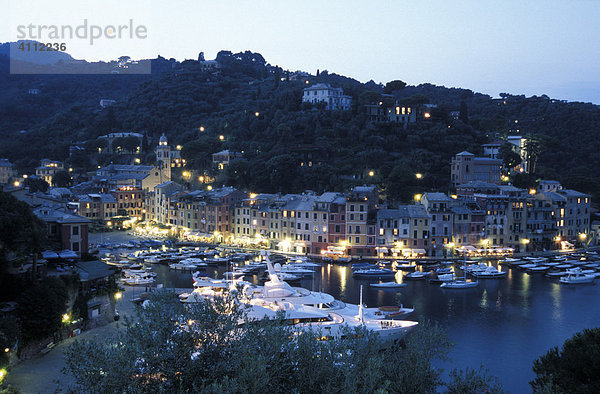 Blick auf Portofino in der Dämmerung  Ligurien  Riviera  Italien