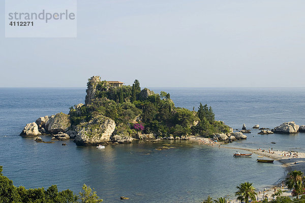 Insel mit Villa in einer Bucht vor der Küste  Taormina  Italien