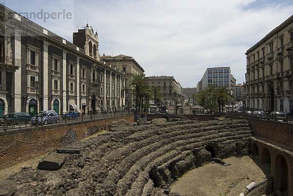 Ausgrabung eines römischen Amphitheaters an der Piazza Stesicoro  Catania  Sizilien  Italien