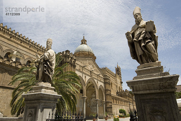 Statuen vor der Kathedrale von Palermo  Sizilien  Italien