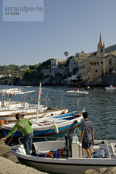 Hauptort Lipari  Fischerboote im Hafen  Insel Lipari  Liparische Inseln  Italien