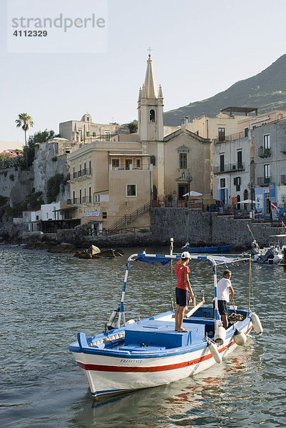 Hauptort Lipari  Fischerboote im Hafen  Insel Lipari  Liparische Inseln  Italien