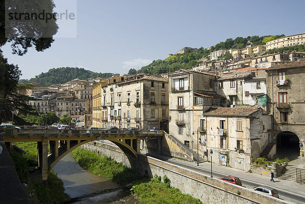 Altstadt mit Brücke über Fluss  Cosenza  Kalabrien  Italien
