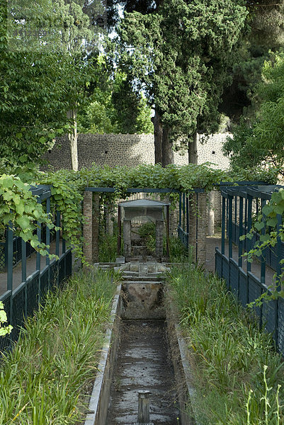 Wasserlauf im Garten  Haus des Octavius Quartio  Ausgrabung der römischen Stadt Pompeji  Neapel  Kampanien  Italien