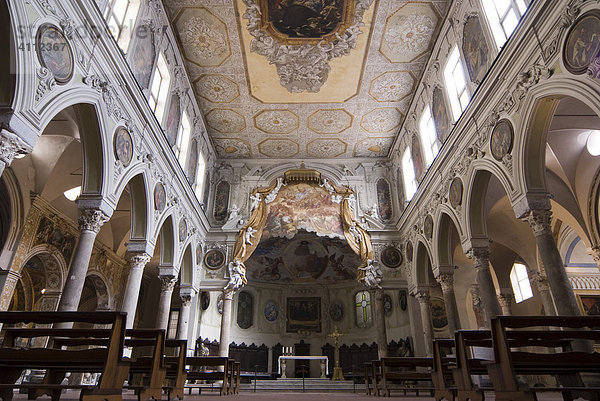 Kirche  innen  in der Altstadt von Neapel  Kampanien  Italien