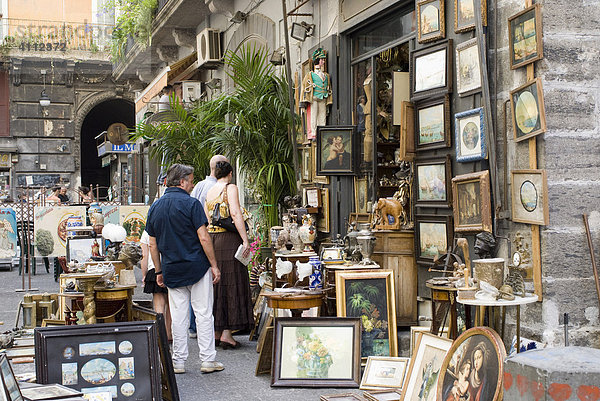 Antiquitätenladen in der Altstadt von Neapel  Kampanien  Italien