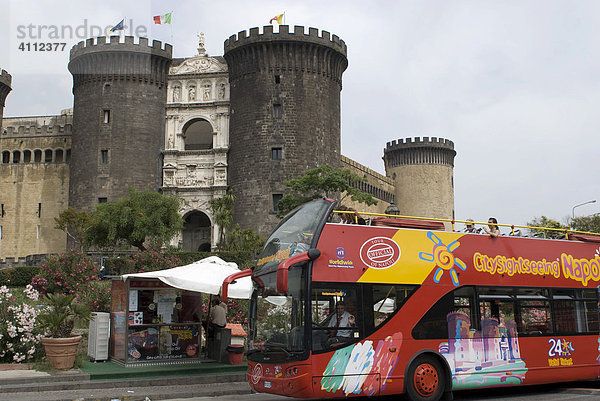 Sightseeingbus vor Castel Nuovo (Neues Schloss)  Neapel  Kampanien  Italien