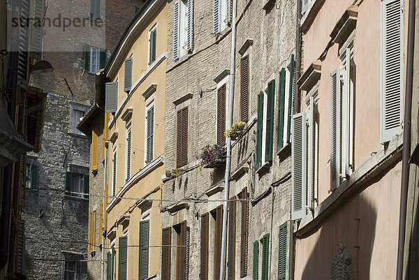 Hausfassaden in der Altstadt von Perugia  Umbrien  Italien
