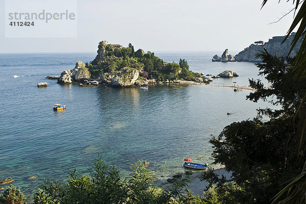 Insel mit Villa in einer Bucht vor der Küste  Taormina  Sizilien  Italien