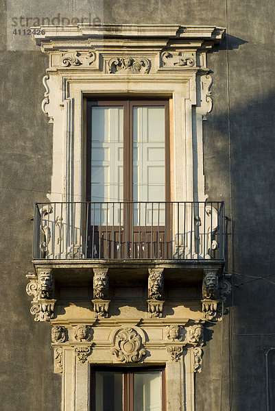 Fenster und Balkon an einem Palazzo  Catania  Sizilien  Italien