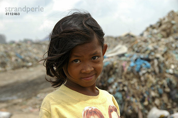 Auf der Stung Meanchey Municipal Mülldeponie im Süden von Kambodschas Hauptstadt Phnom Penh leben viele sehr arme Menschen. Kinder versuchen  im Müll Dinge zu finden  die Sie verkaufen können um so von 1 Dollar/Tag leben zu müssen. Mädchen mit traurigem Blick. Kambodscha  Südost-Asien  Asien