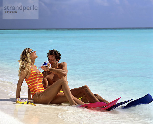 Junges Paar mit Schnorchelausrüstung  Sandstrand  Urlaub  Malediven