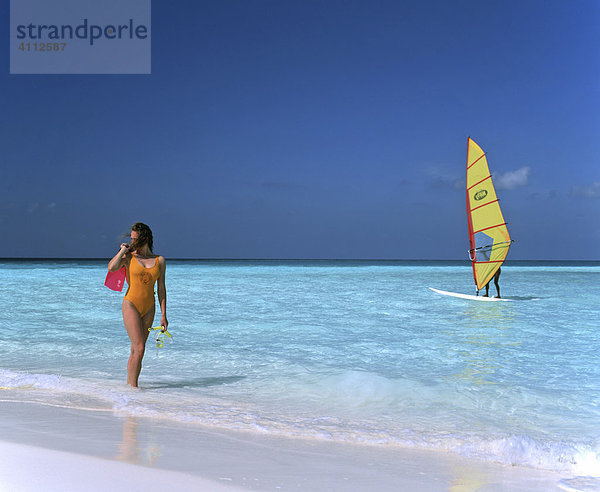 Junge Frau am Strand  Surfer  Meer  Malediven