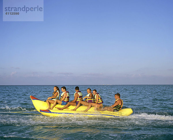 Junge Leute auf einem Bananenboot  Sport  Fun  Wassersport  Malediven
