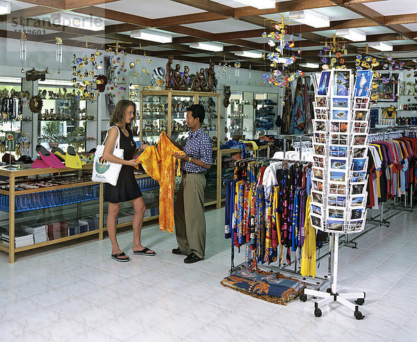 Shopping  Junge Frau beim Einkaufen  Kleider und Souveniers  Malediven