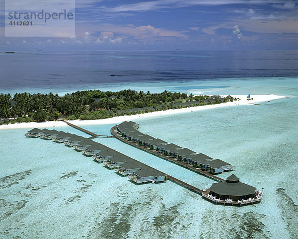 Paradise Island  Lakanfinolhu  Wasserbungalows  Luftbild  Nord Male Atoll  Malediven