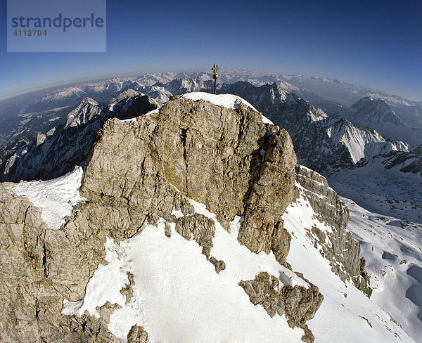 Zugspitze  Gipfelkreuz  2962 m  Fisheye-Objektiv. Wettersteingebirge  Werdenfels  Oberbayern  Deutschland