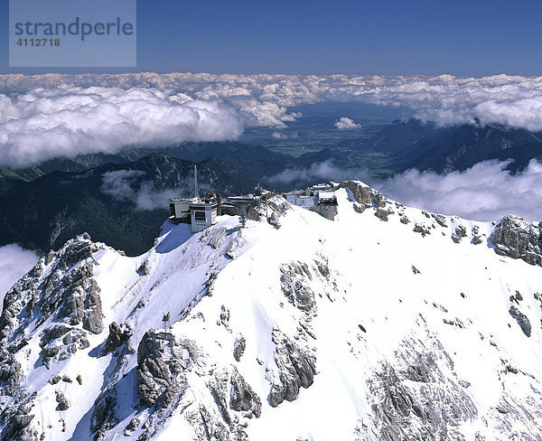 Zugspitze  Bergstation  Gipfel  Wettersteingebirge  Oberbayern  Deutschland  Luftbild