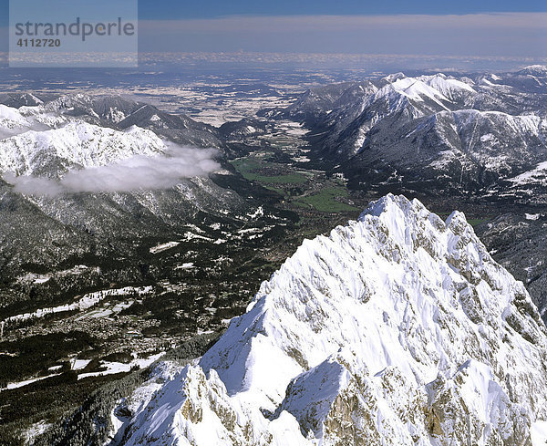 Zugspitze  Waxenstein  Nebelmeer  Blick ins Loisachtal  Garmisch Partenkirchen  Wettersteingebirge  Oberbayern  Deutschland