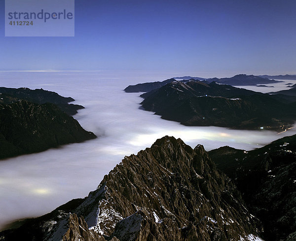 Zugspitze  Nachtaufnahme  Blick vom Gipfel  Waxenstein  Nebelmeer  Lichter von Garmisch-Partenkirchen  Wettersteingebirge  Oberbayern  Deutschland