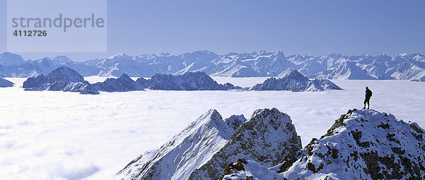 Karwendelgebirge  Panoramablick  Nebelmeer  Blick auf die Mieminger Kette und Stubaier Alpen  Oberbayern  Deutschland